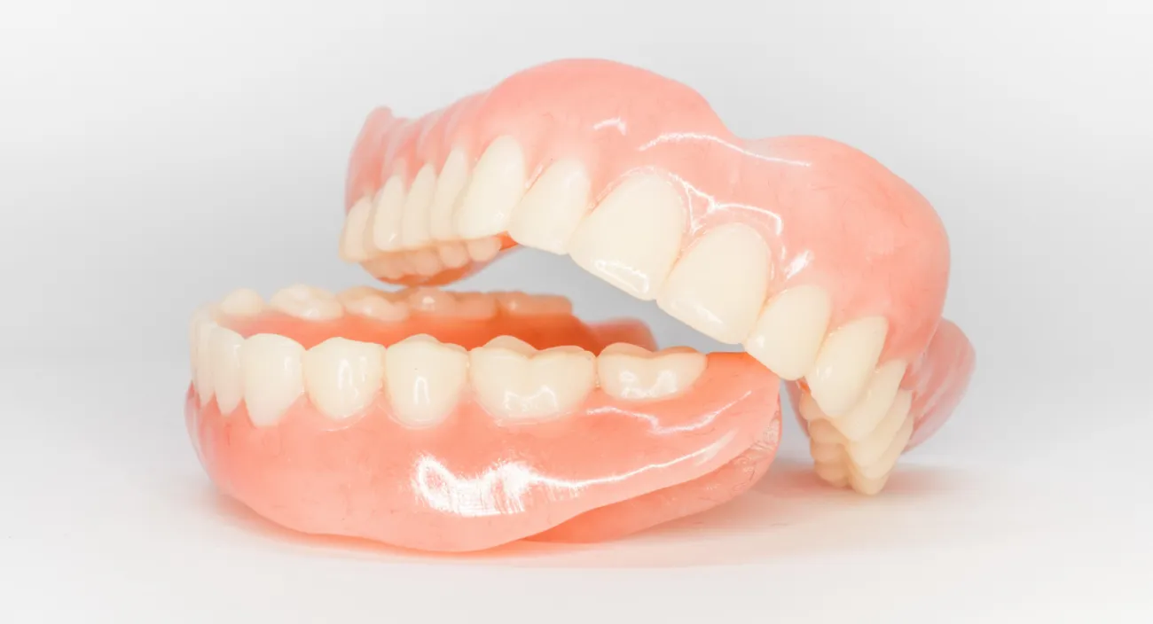 O que são próteses dentárias removíveis?