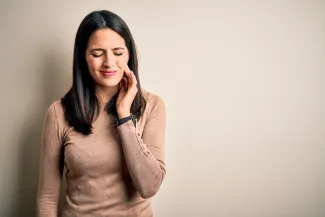 Evita o agravamento de dor e sensibilidade dentária